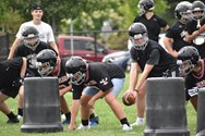 Despite late drive, No. 5 Longmeadow football comes up short on road against Eastern Mass. opponent Wellesley