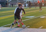 Minnechaug boys soccer equalizes late against Belchertown, ends in a tie (photos)